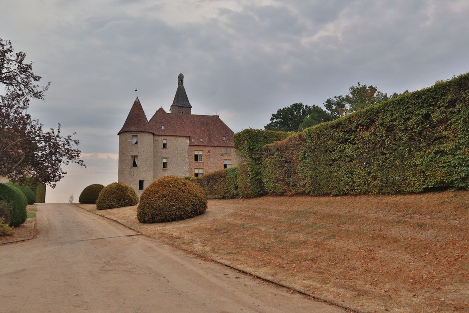 La cour du domaine en fin de journée