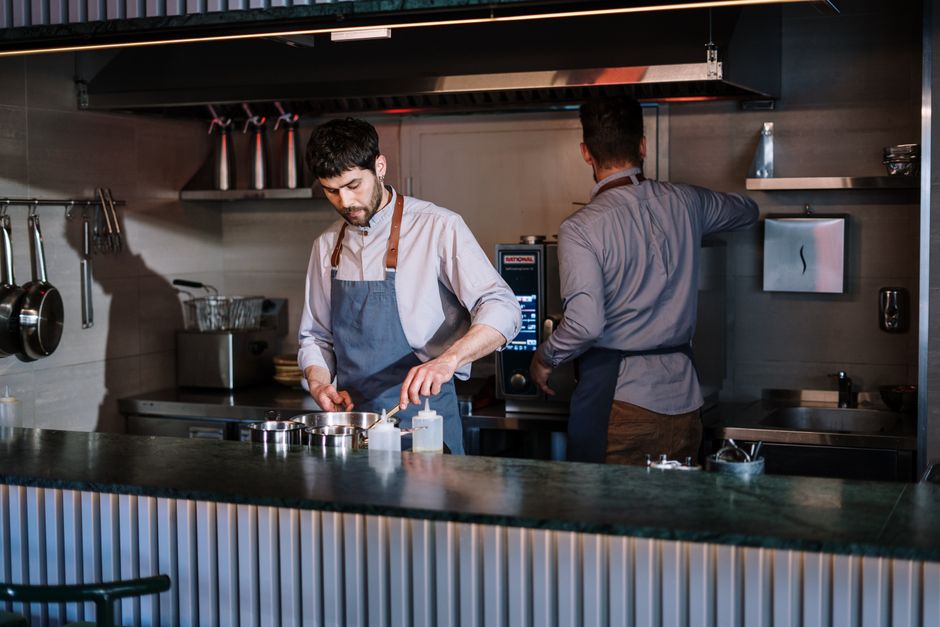 Pauline en cuisine pendant le service