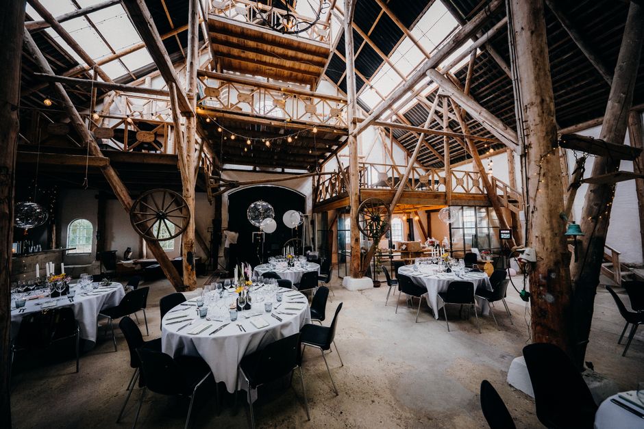 La grange haute préparée pour une réception