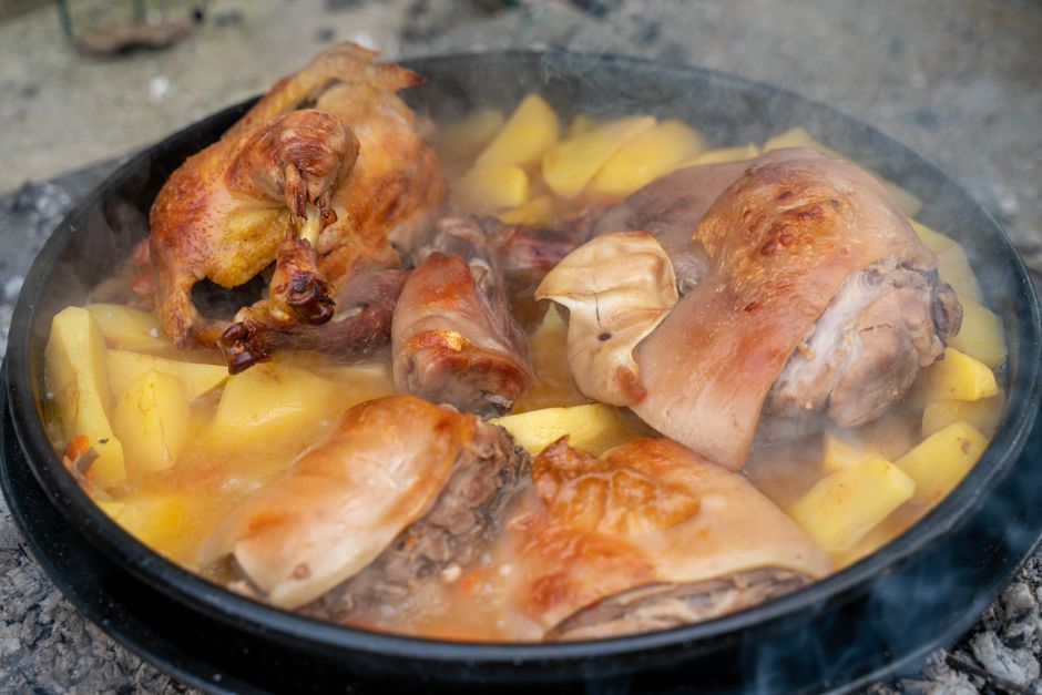 Coq au vin servi en cocotte