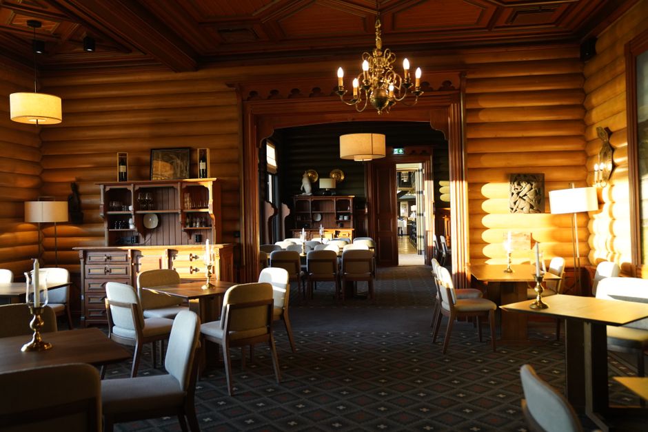 La salle du bas dressée avant le service